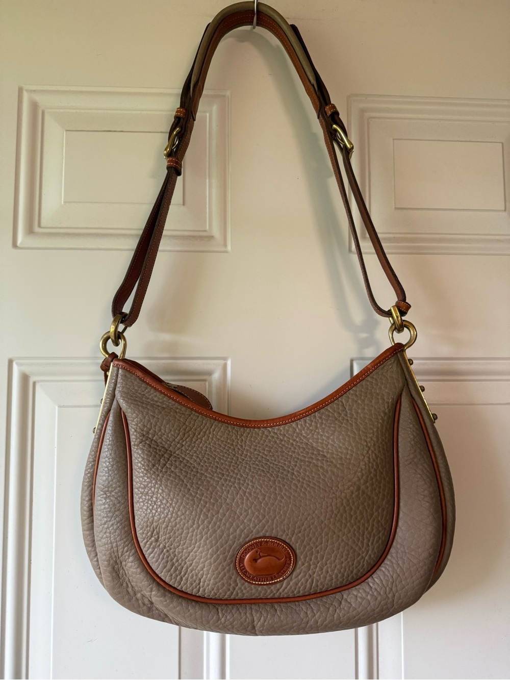 Vintage Dooney & Bourke Taupe Crescent Sac Shoulder Bag Pre Tag R82 British Tan